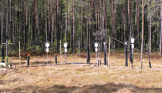 Laskeuman laadun mittausasema Valkea-Kotisen seuranta-alueella.